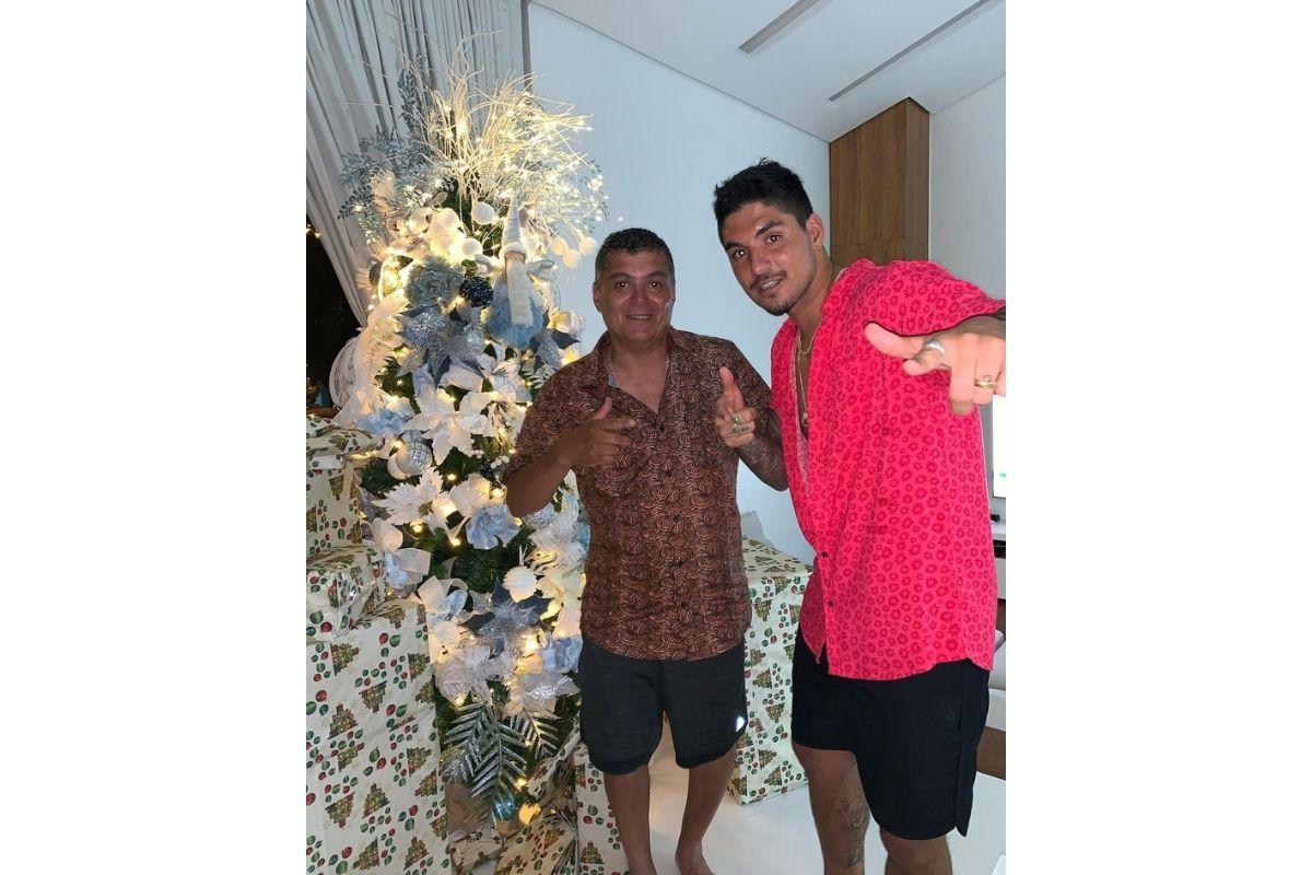 Gabriel Medina volta a comemorar o Natal ao lado do pai
