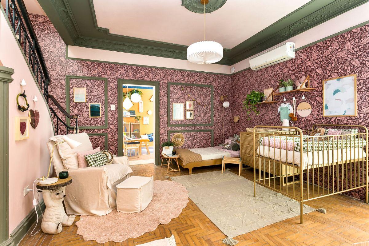 Quarto de bebê maximalista e vintage pensado para acolher um bebê e uma criança mais velha ou visitas da família