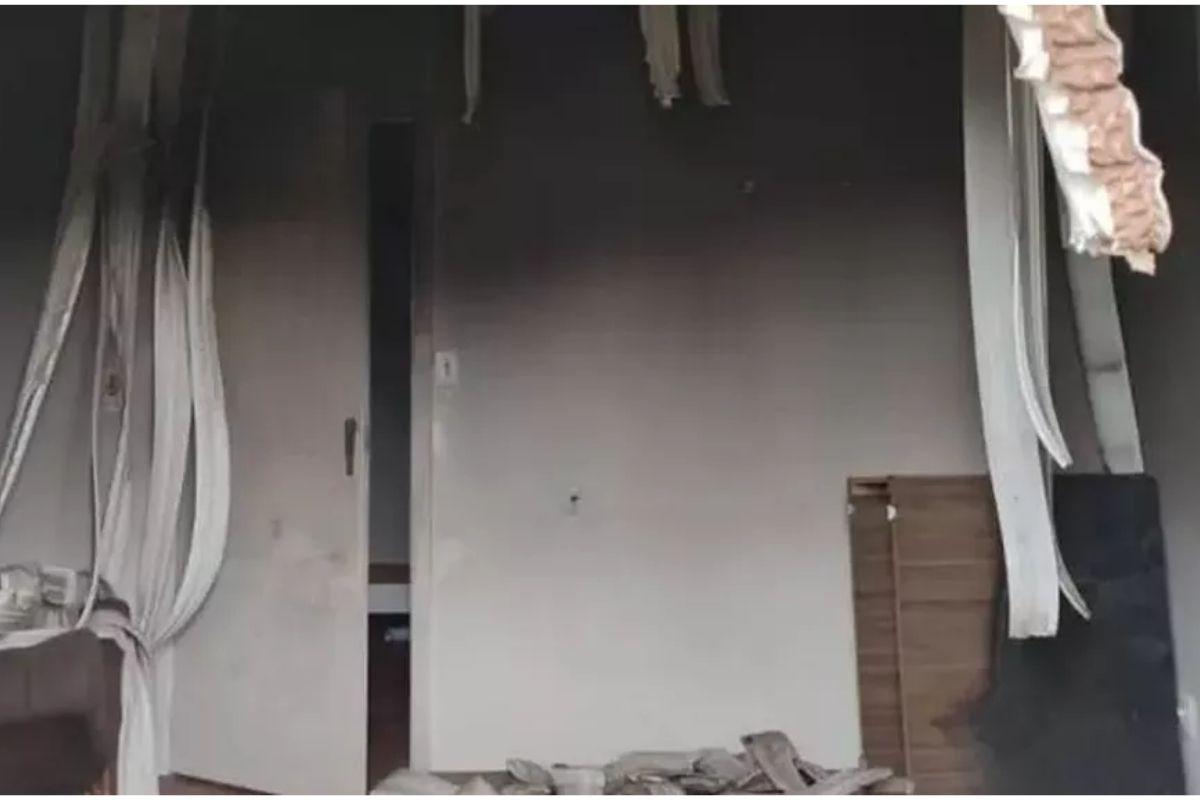 Criança consegue fugir com dois irmãos gêmeos no colo enquanto casa da família pega fogo