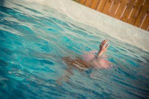 A menina enroscou o cabelo em ralo de piscina