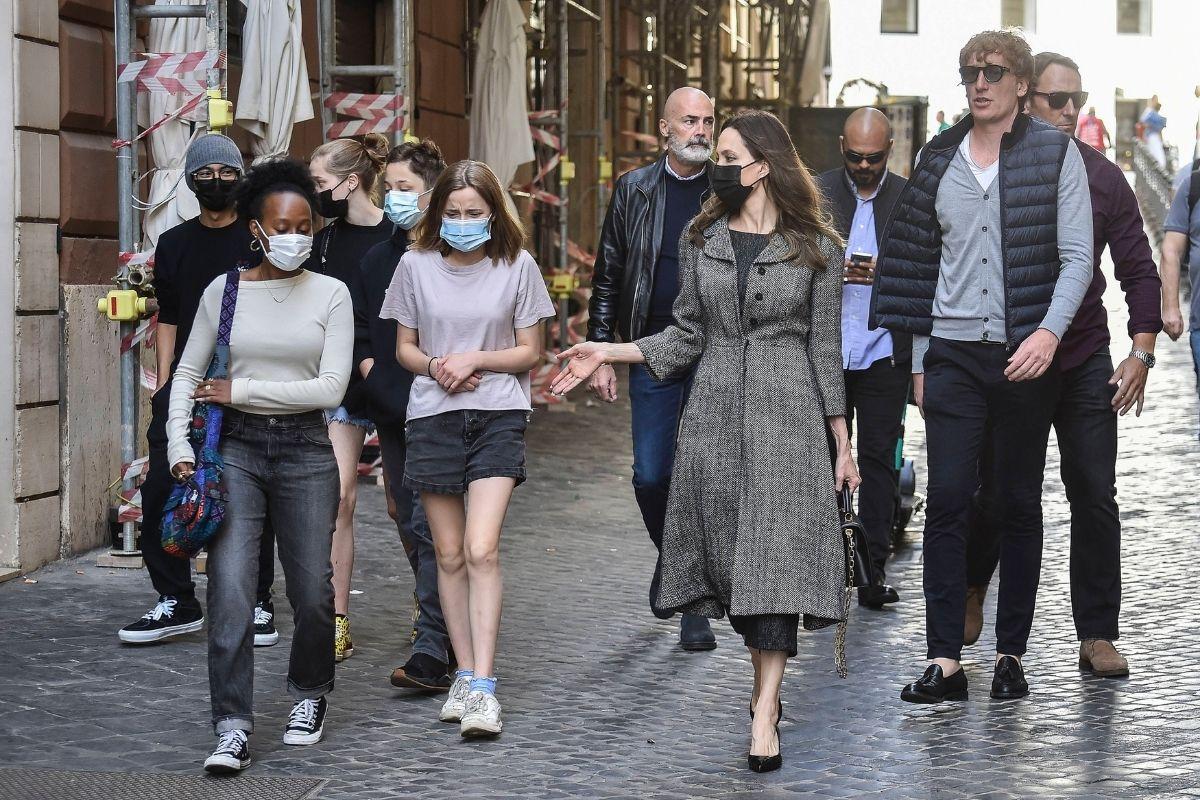 Angelina Jolie com os filhos em Roma