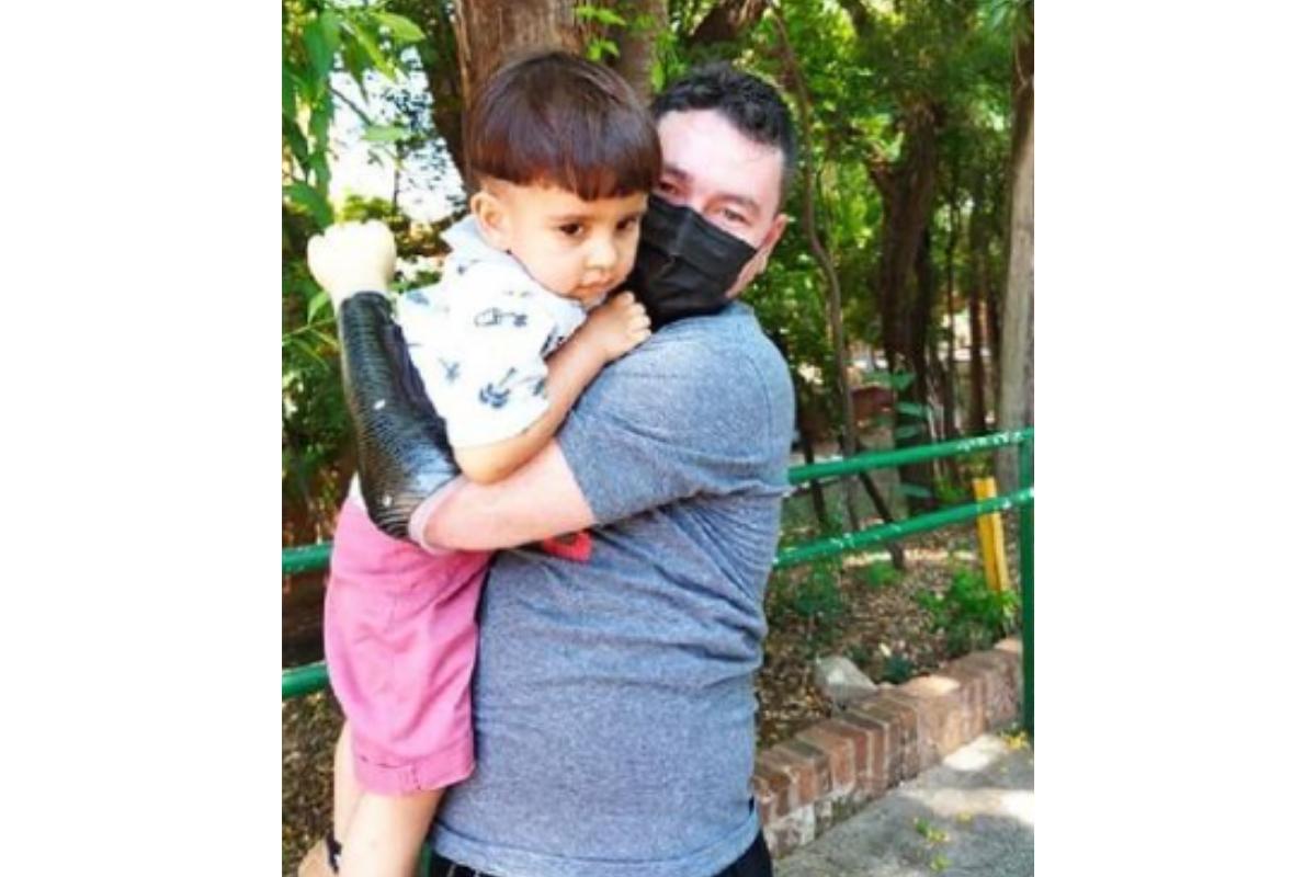 Nilsou ganha prótese para segurar o filho pela primeira vez