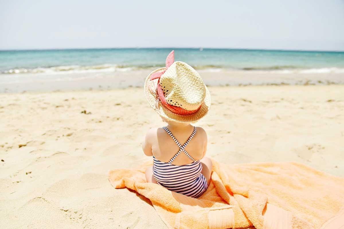 Tomar sol é importante, mas a criança precisa estar protegida e hidratada