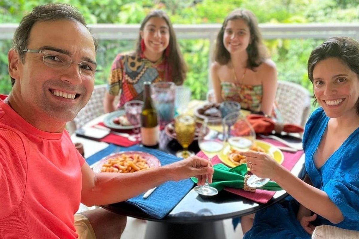 Tadeu e a família celebrando o início do BBB 22