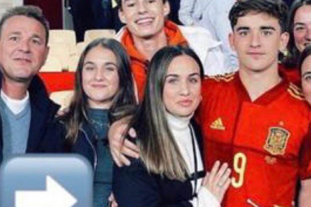 A mulher é mãe de um jogador do Barcelona