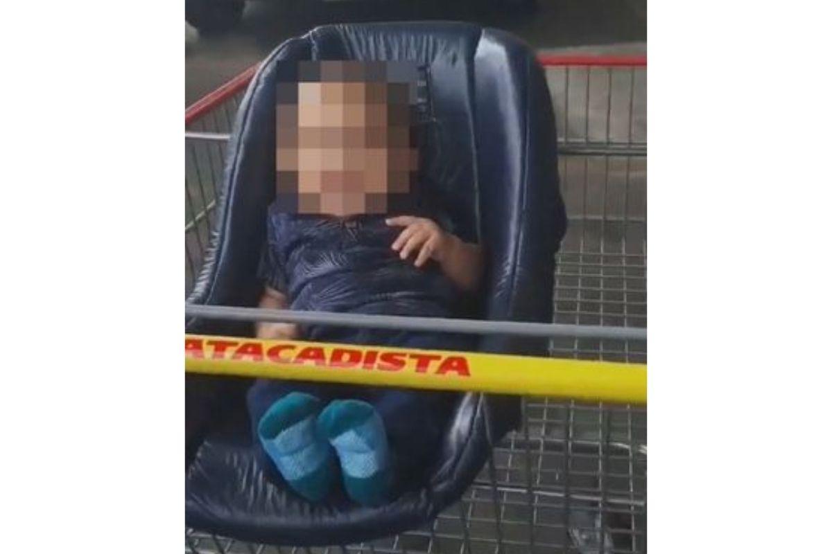 Os pais da criança não perceberam o erro até chegarem em casa para descarregar as compras