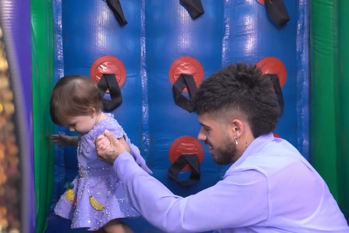 Zé Felipe brincando com Maria Alice