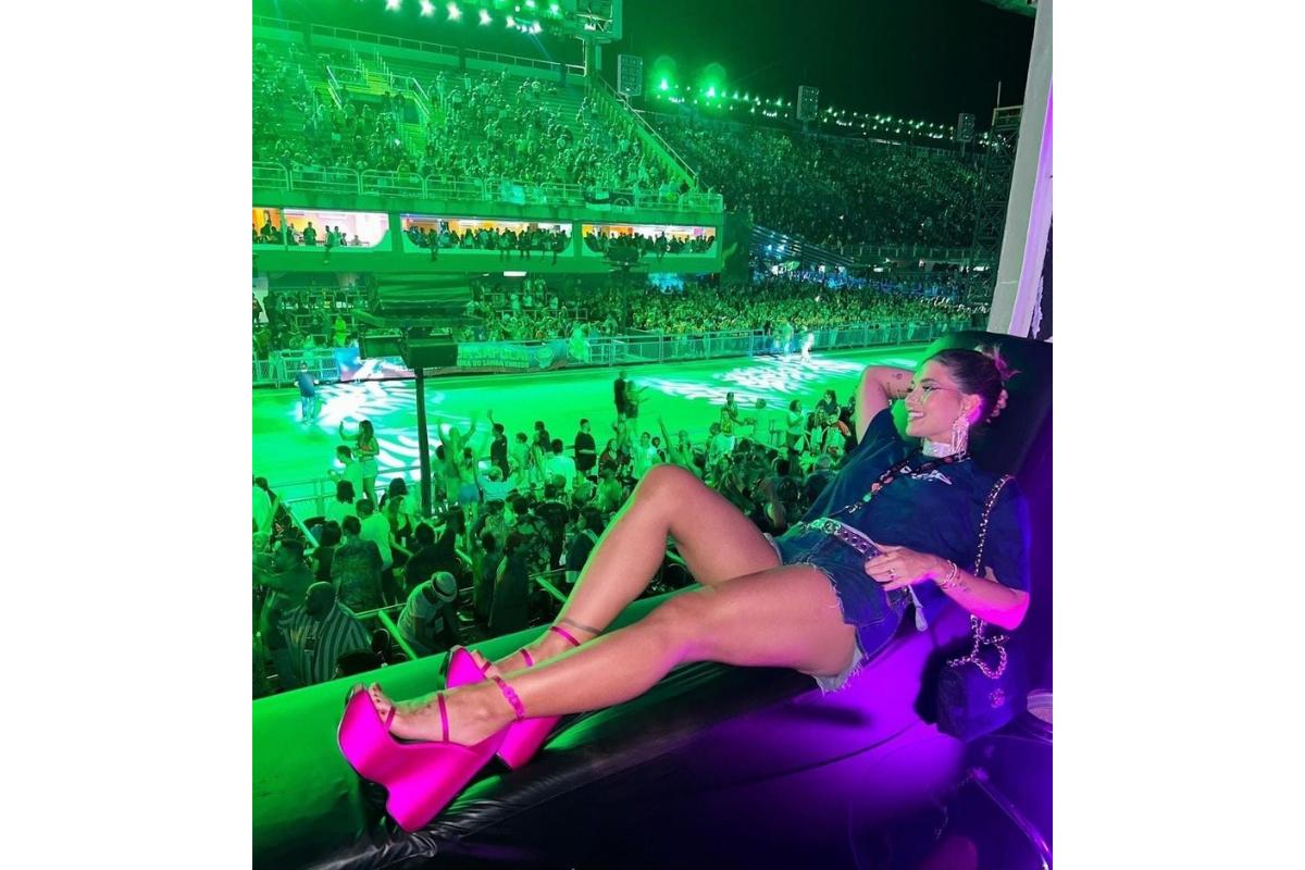 Virgínia Fonseca curte carnaval nas Sapucaí e comenta sobre a alimentação durante a gravidez