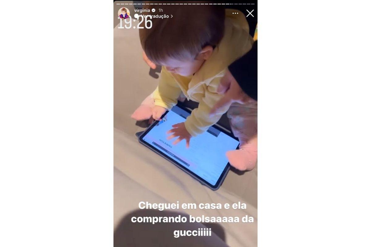 Virginia gravou o momento da filha "navegando" pela loja online (