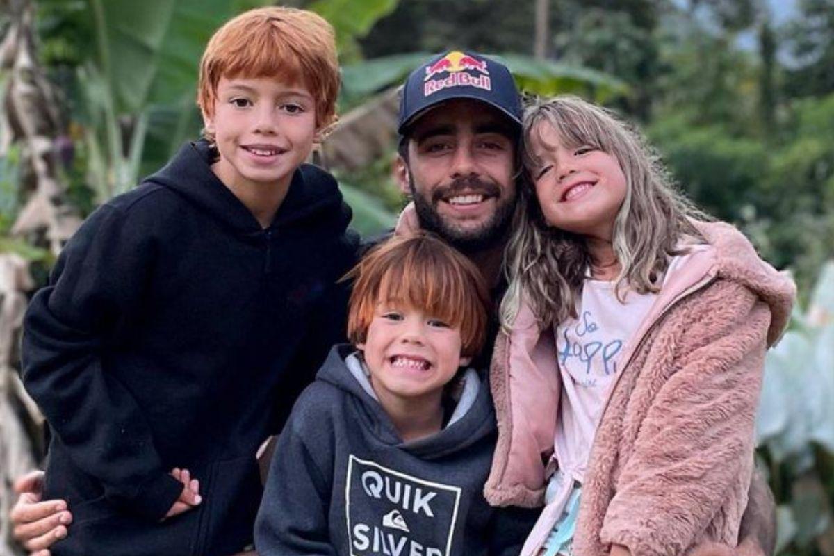 Pedro Scooby com Dom, Liz e Bem (Foto: Reprodução/ Instagram @pedroscooby)