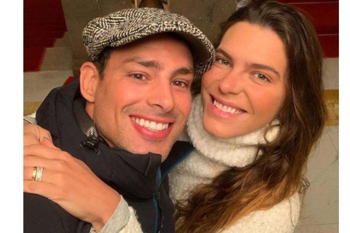 Mariana Goldfarb grava stories enquanto Sofia brinca no fundo