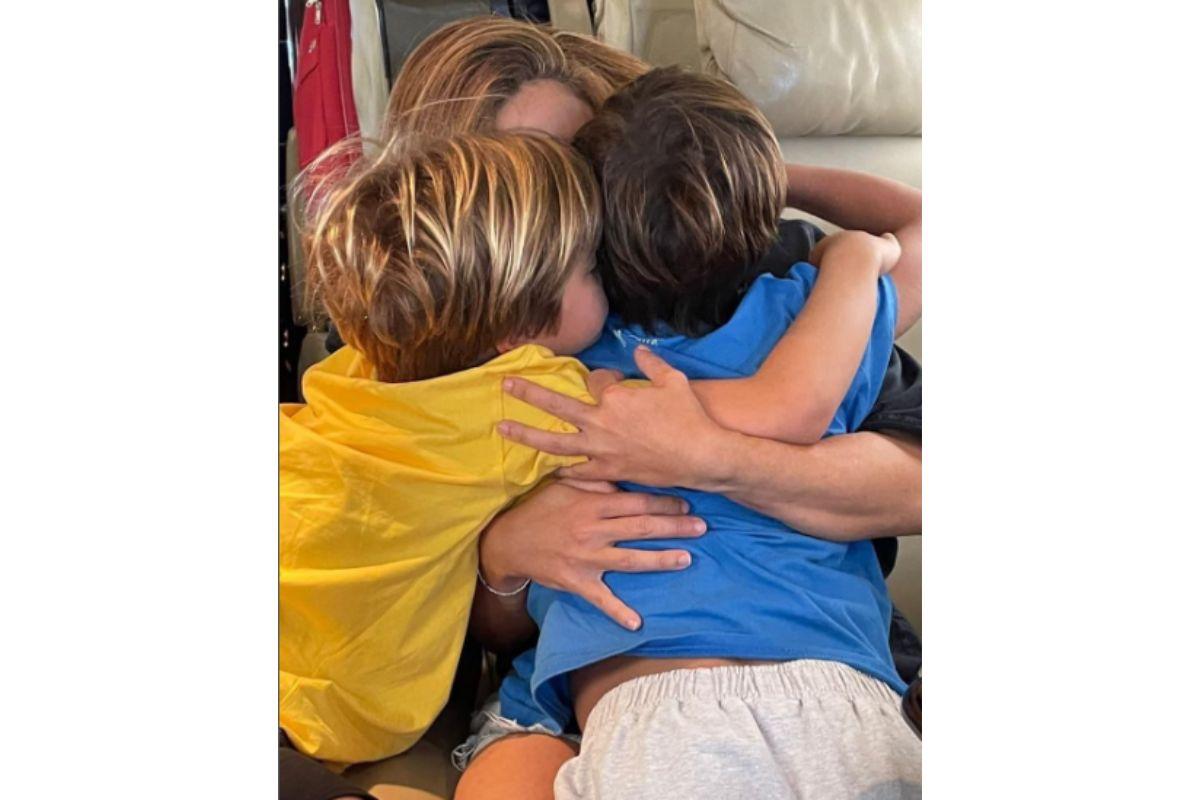 Shakira abraçada com os filhos Sasha e Milan