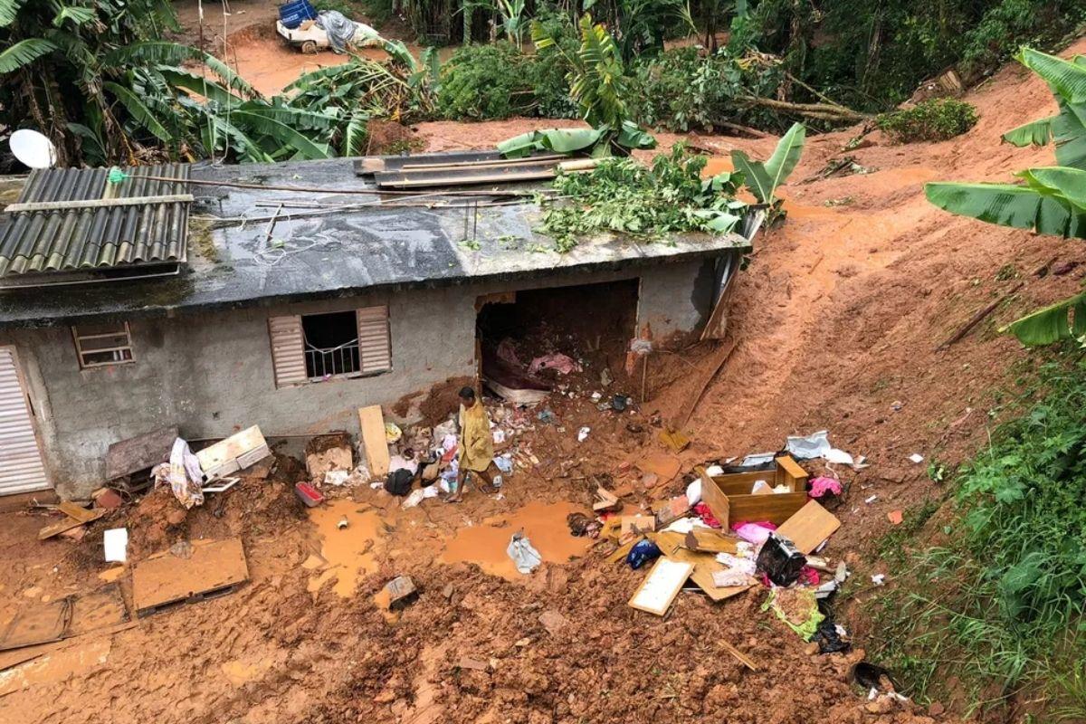 A família estava dormindo no momento do deslizamento
