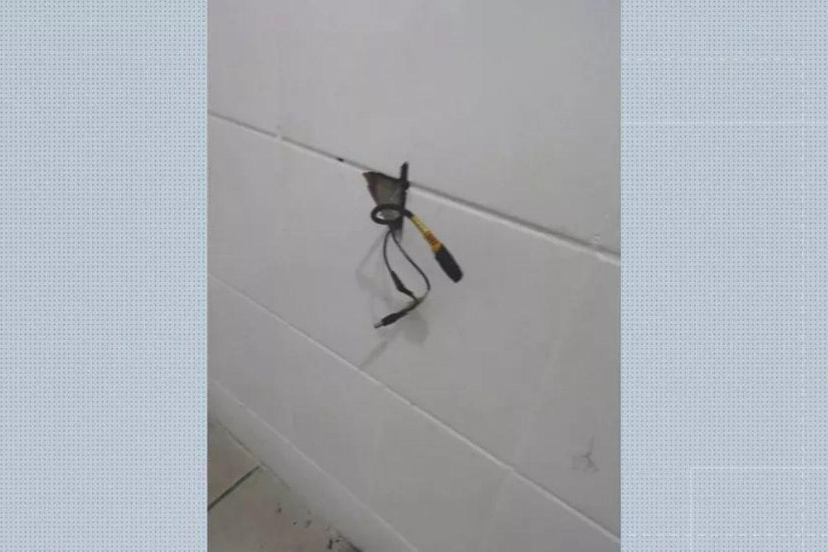 Menina de 6 anos encontra câmera escondida no banheiro de casa