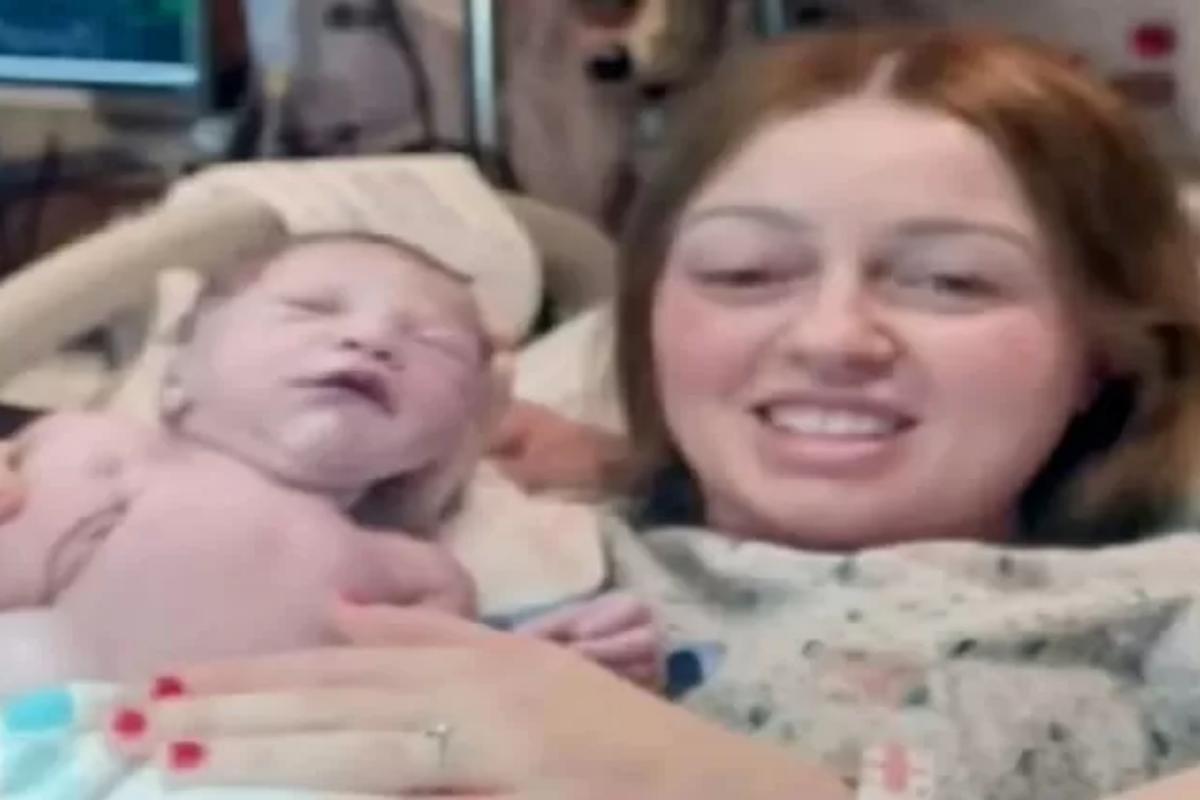 Bethany com a recém-nascida, a Phoebe (Foto: Reprodução/TikTok)