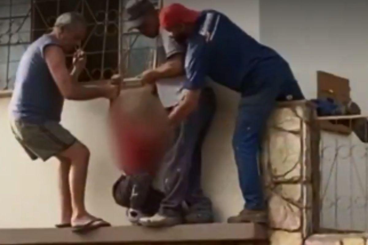 Vizinhos em ato heróico quebram grade da janela para salvar menino