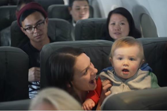 Companhia área deu desconto para passageiros quando bebê chorava em voo (Foto: Reprodução Youtube)