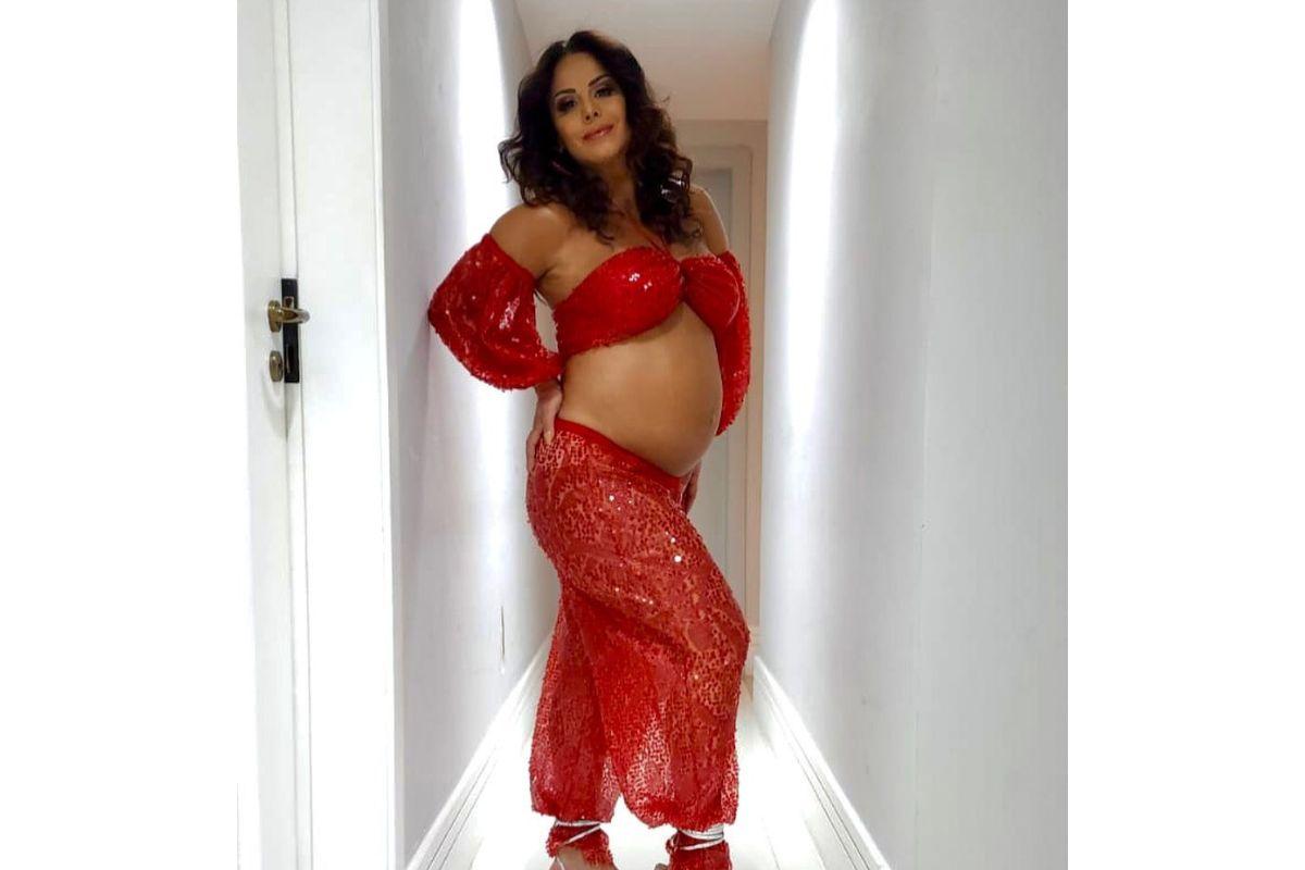Viviane Araújo exibiu a barriga em foto no Instagram