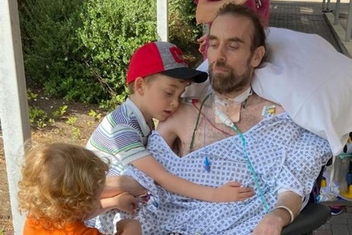 Andrew Watts junto com os filhos, Jack e Joshua, após liberação do hospital