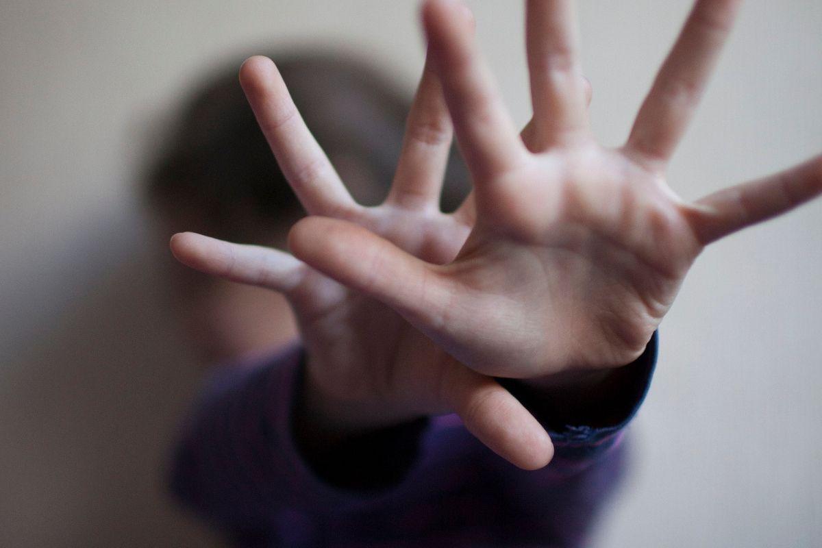 A menina contou sobre os abusos para a mãe, que denunciou o homem para a polícia