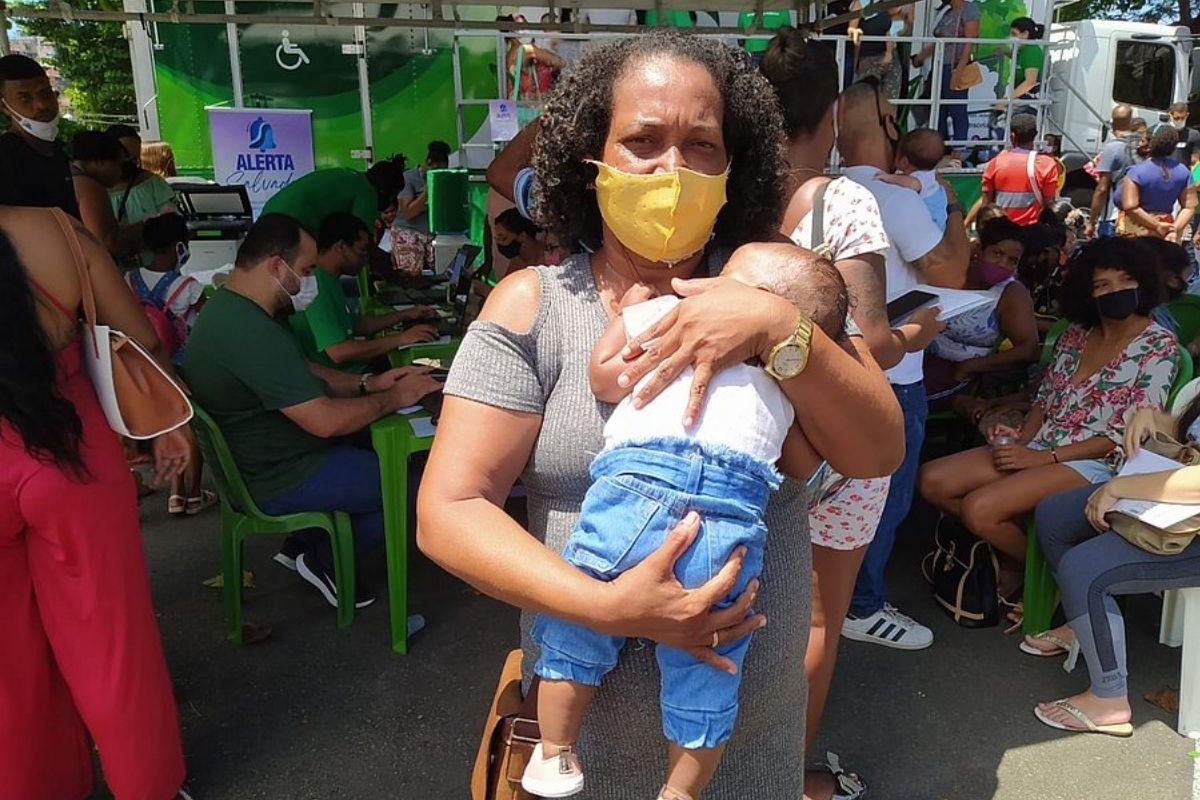 Vó reconhece a neta após mutirão de teste de DNA na Bahia