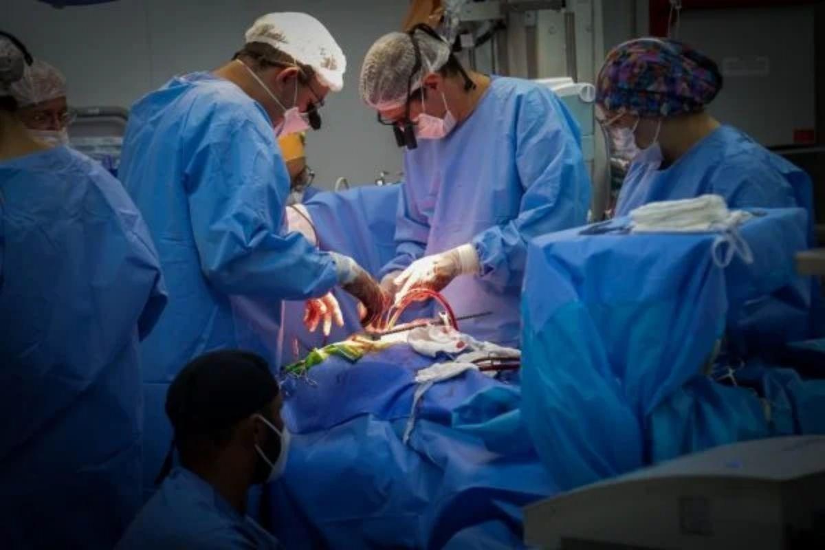 A operação de David Bennett, de 57 anos, durou cerca de oito horas