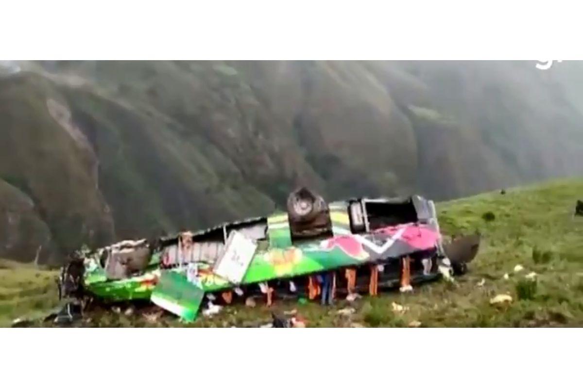 Ônibus cai em despenhadeiro no Peru