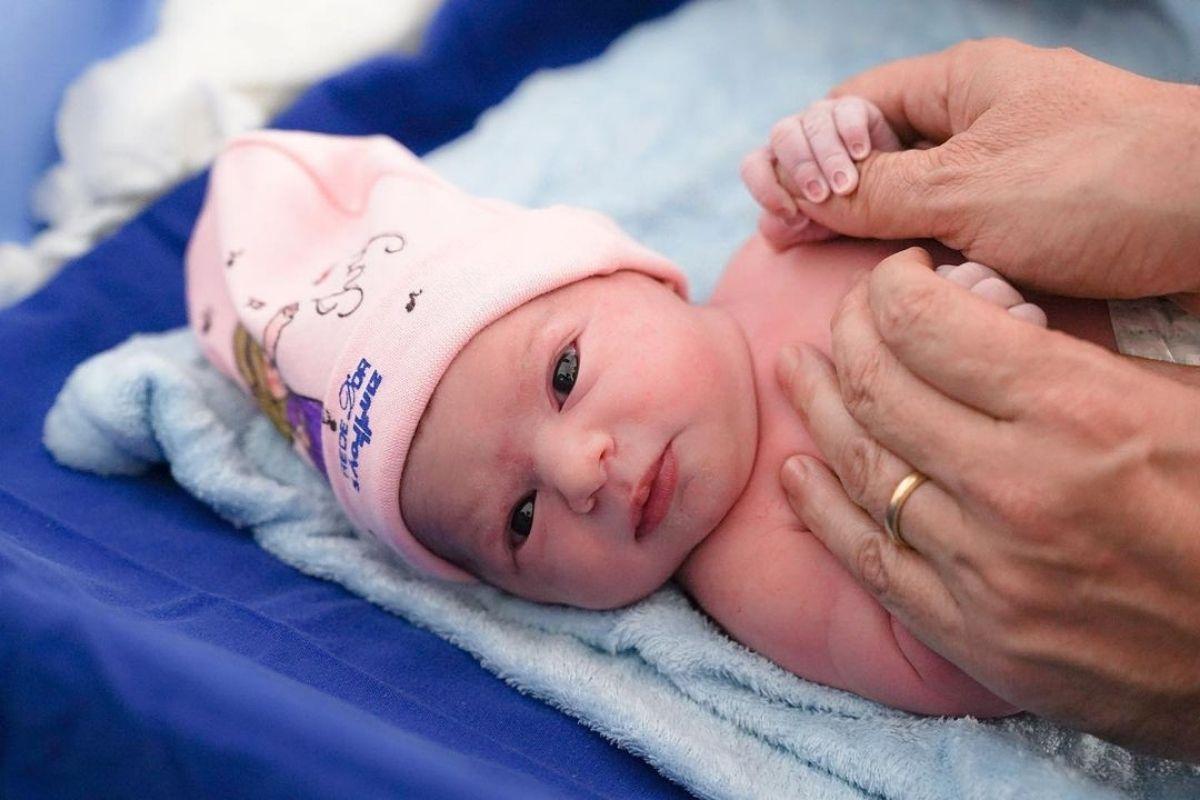 Thaeme Mariôto mostra rosto da filha Ivy pela primeira vez