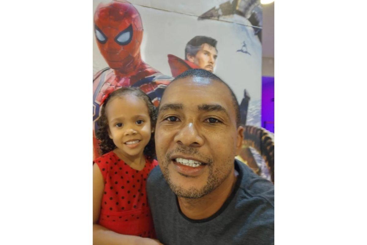 O pai disse que a filha recebeu uma dose de adrenalina no hospital e não resistiu
