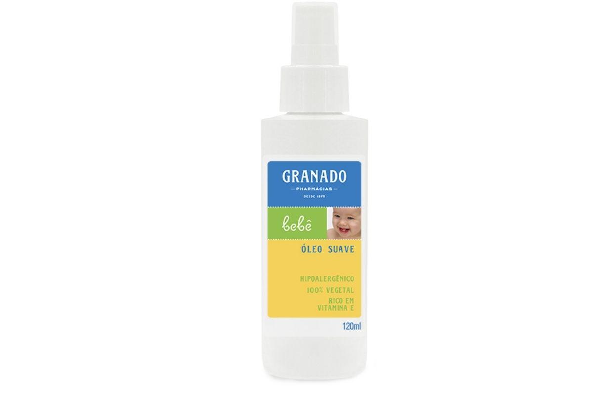 O Óleo Tradicional da Granado ajuda a proteger e nutrir a pele do bebê