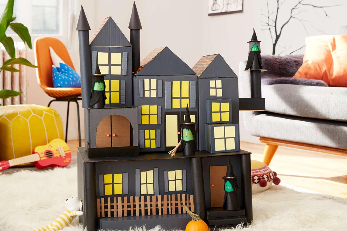 Veja como criar uma casa com bruxas feita de papelão para decorar sua casa para o Halloween e divertir o seu filho