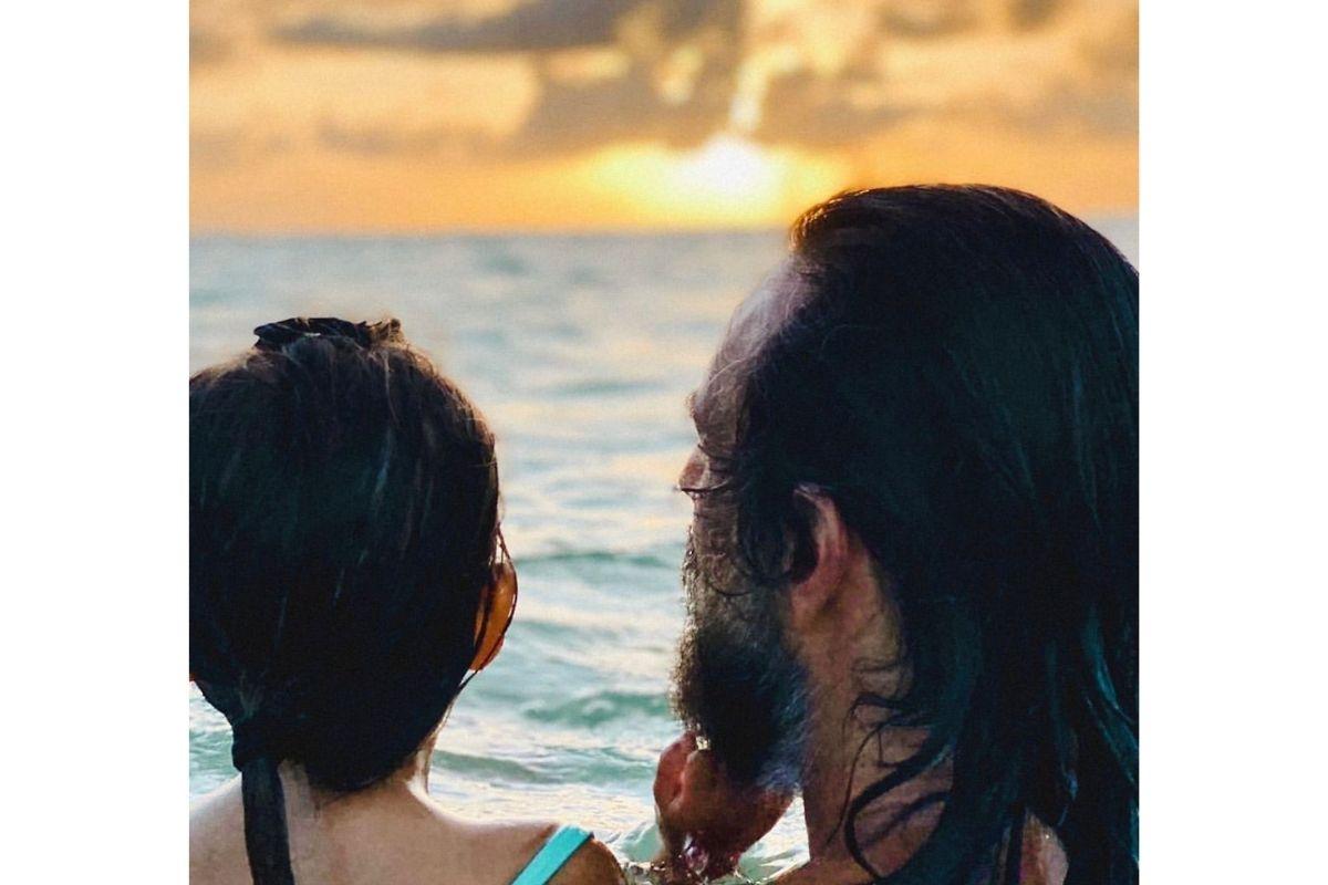 O ator e filha, Nina, na praia. A menina é fruto do relacionamento de Santoro com Mel Fronckowiak