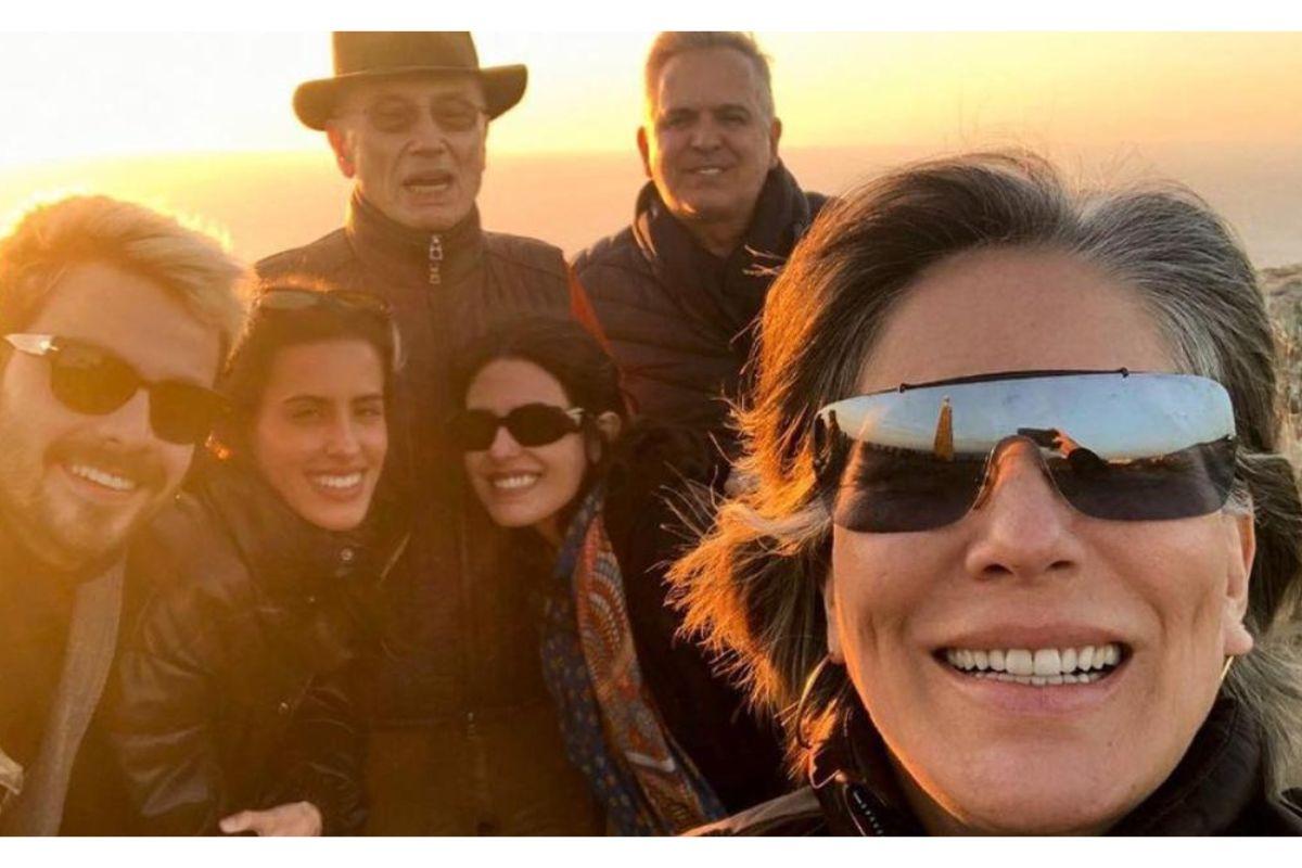 Gloria está em viagem com a família