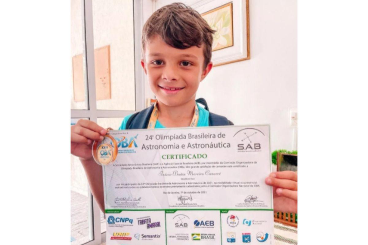 Filho de Juliano Cazarré ganha olimpíadas de astronomia
