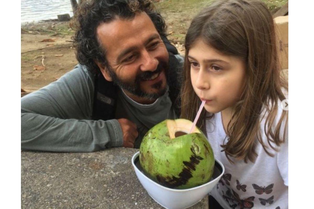 Júlia raramente aparece nas redes sociais do pai