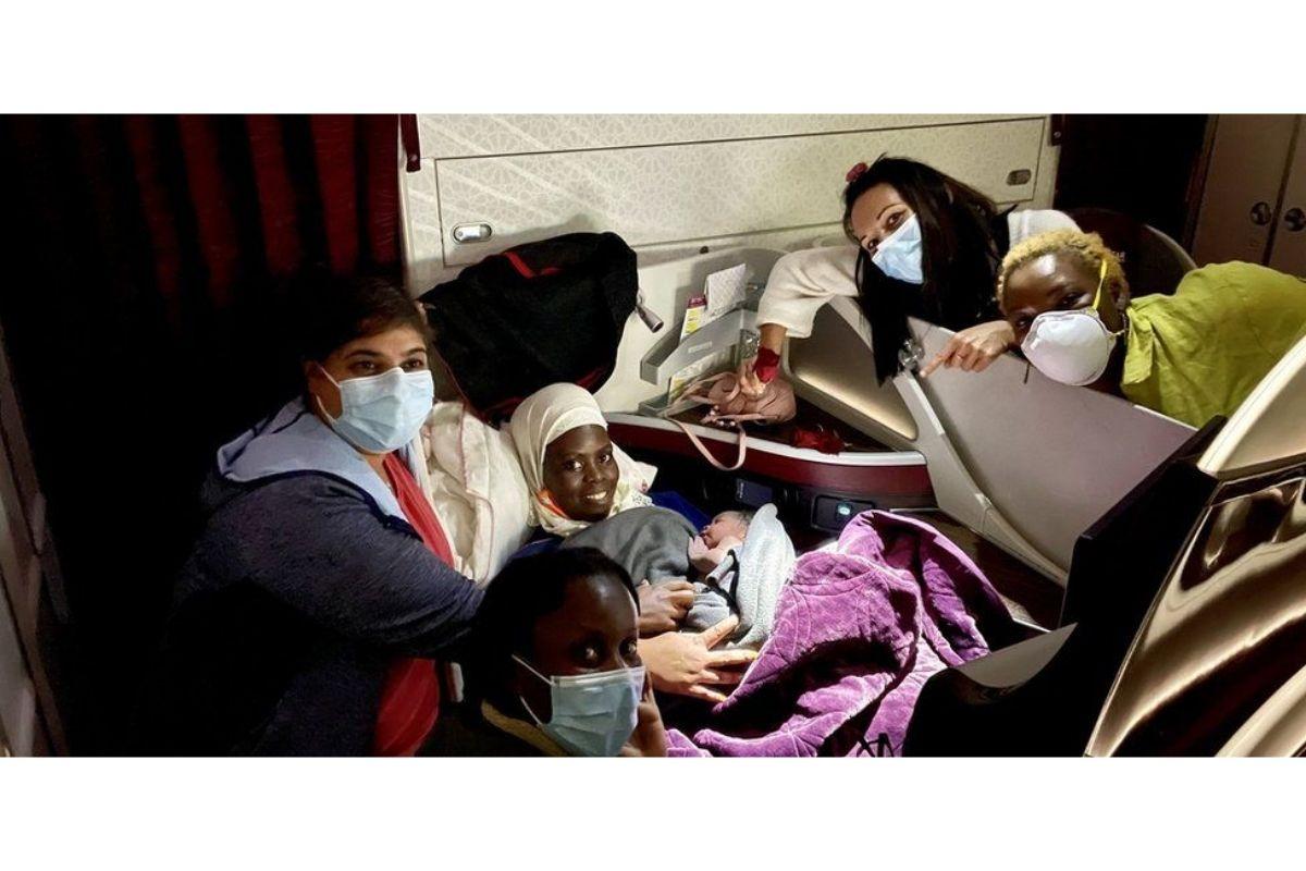 Equipe médica que estava presente no voo e ajuda Aisha no parto