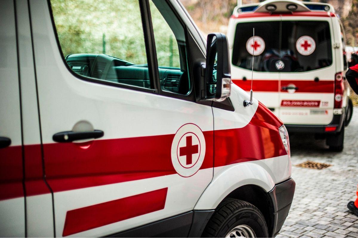 A menina foi levada para o hospital de ambulância