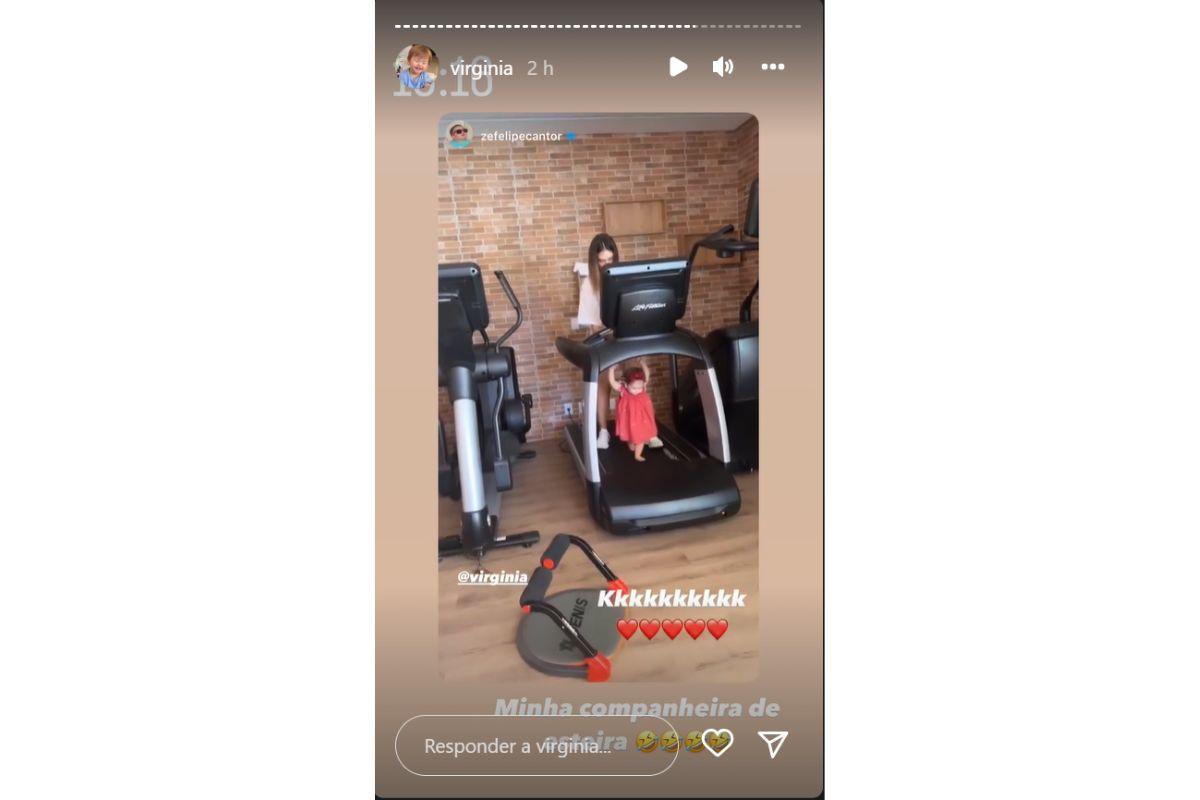 Maria Alice fitness! Zé Felipe mostra Virginia e a filha "fazendo caminhada" na esteira juntas