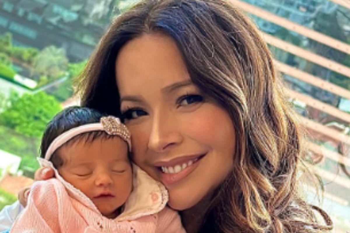 Renata Domínguez com a filha