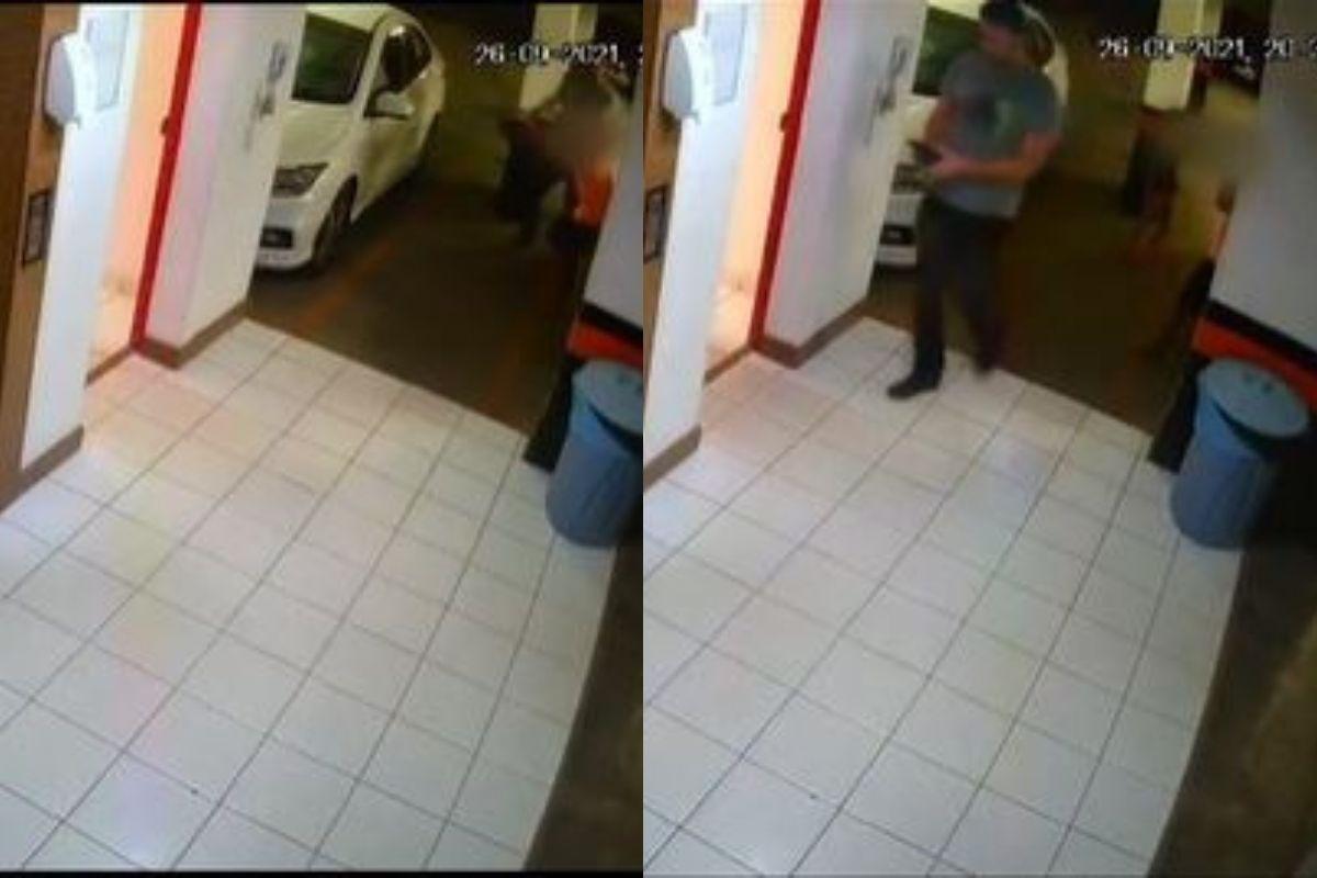 O policial aparece no canto da câmera agredindo o menino