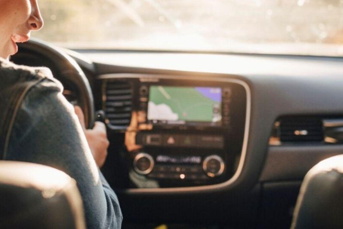 Os pais disseram que iam caminhar, então deixaram o filho no carro