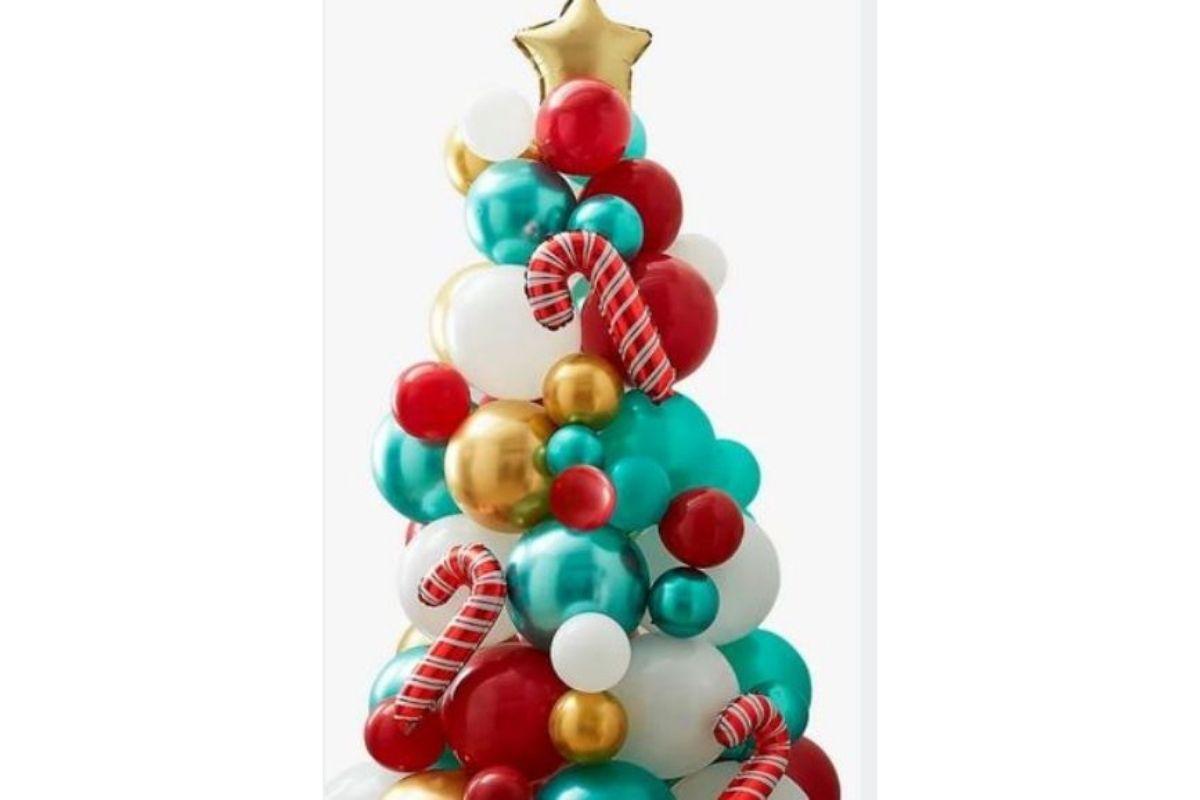 Árvore de Natal feita de balões