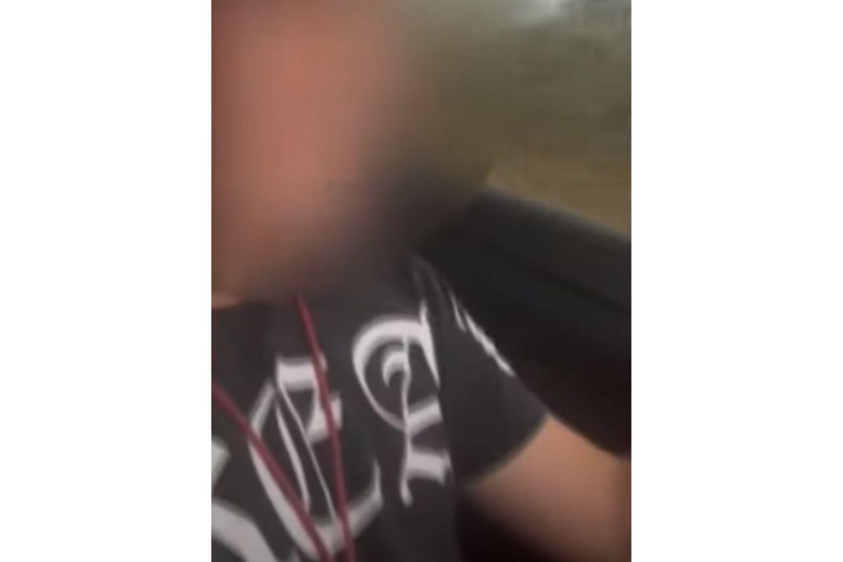 O menino de nove anos estava dirigindo em um dia de chuva