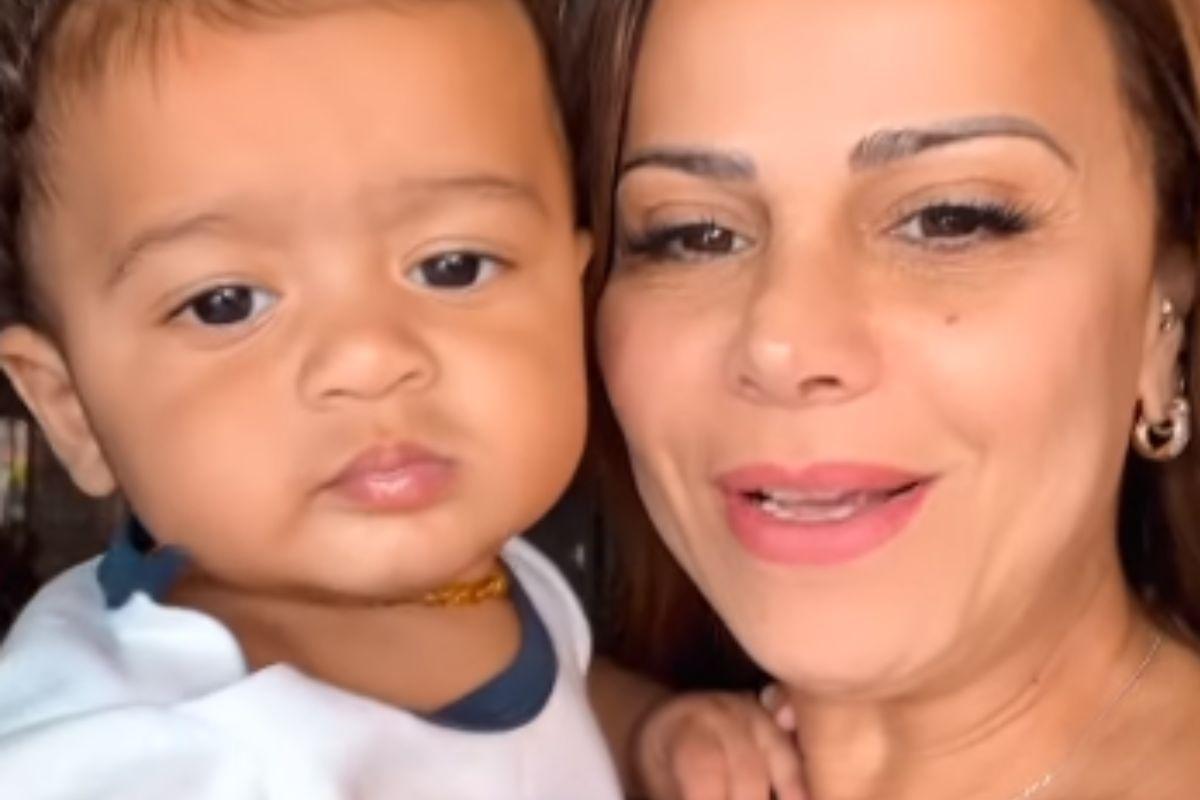 Viviane Araujo com o filho