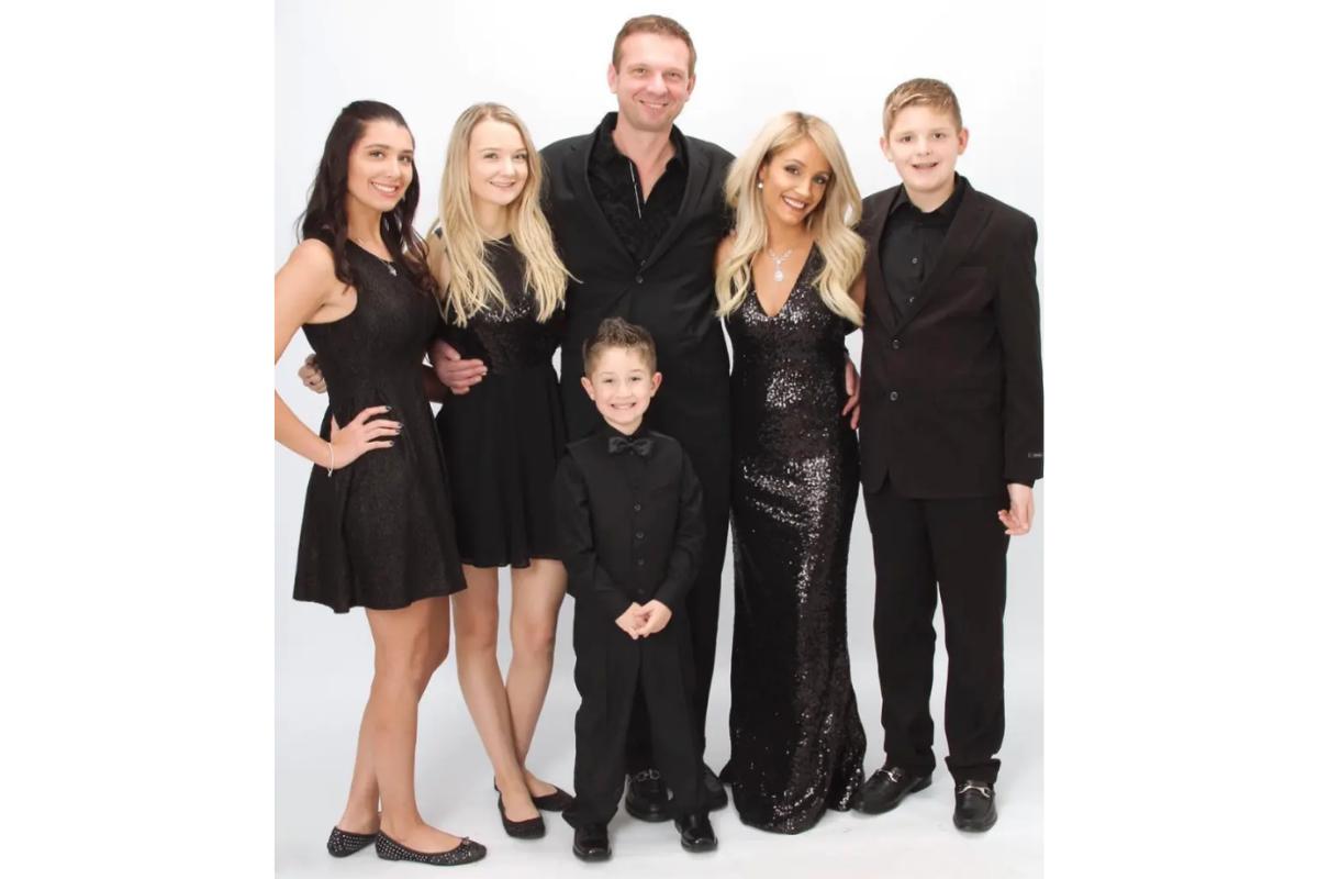 Pai se casa com babá 20 anos mais nova