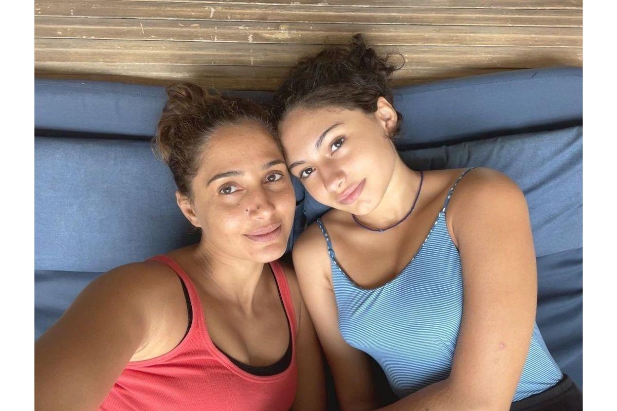 Camila Pitanga ao lado da filha Antônia