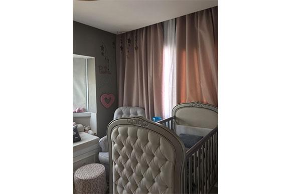 Há um toque feminino e moderno no quarto (Foto: Divulgação)