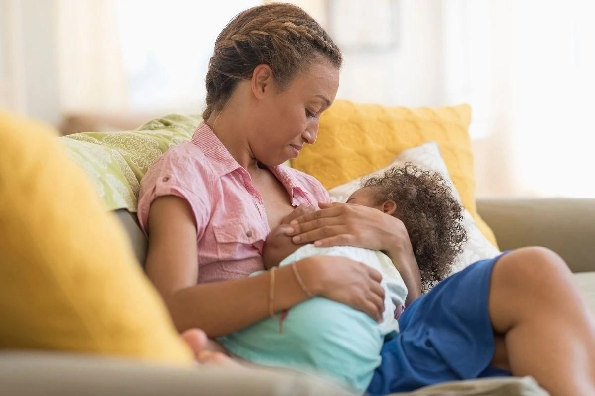 Mãe amamentando bebê