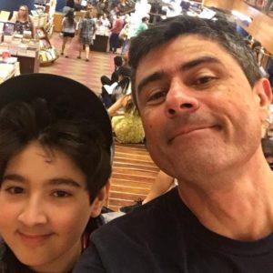 Marcelo e o filho Antonio, que deu inspiração ao livro