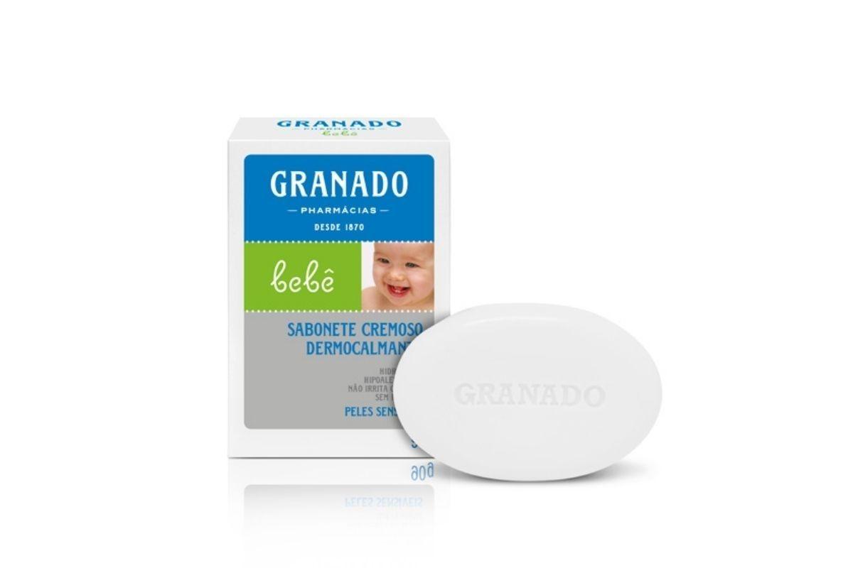 Sabonete em barra Cremoso Dermocalmante da Granado, formulado com proteínas do trigo, da aveia e amêndoa doce, óleo de oliva e manteigas de murumuru e karité